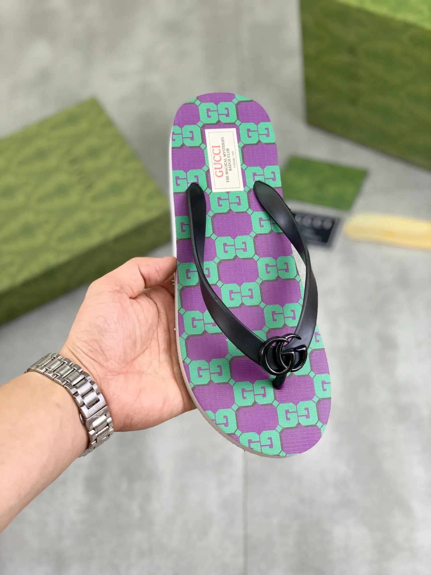 Men's men's shoes 💰P220💰【New style】🆘【GUCCI】Official website's popular Gucci adult couple 🧑‍🤝‍🧑 style, children's flip-flops are on sale at the counter simultaneously! Original fabric imported from Italy. Original bottom provided by the original factory. Size: Adult 36-45. Children’s size: 30-37. Multiple colors available.